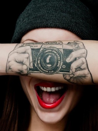 Aquí se muestra un tatuaje que simula que vas a tomar una foto este tatuaje esta echo en 3D 