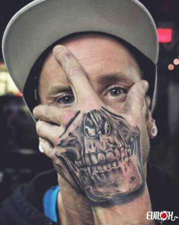 Este tipo de tatuaje son de los mas sencillos pero se ve muy original si quieres dar como una percepción visual diferente 